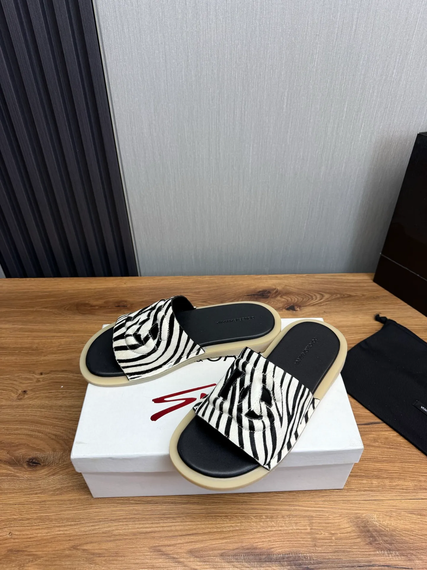 Men's men's shoes💰340💰Dolce & gabbana (DG) official website synchronized new slippers💥Fashion hot models: 1 exclusive mold opening✅Unique brand style logo upper💥Original private mold outsole✔️36-44 (45 customized, non-refundable)